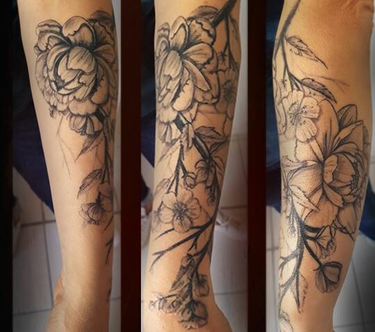 Tattooreflet tatouage floral noir et blanc